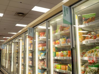 Cremona, Lombardy, İtalya 27 Ekim 2024 Donmuş gıda, sebze, hazır yemek ve diğer donmuş ürünleri gösteren bir süpermarkette soğutulmuş koridor.