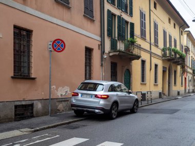 Cremona, Lombardy, İtalya 27 Ekim 2024 Modern gümüş Mercedes Benz Glc SUv Avrupa kentsel caddesinde park levhasının yakınına park etmiş durumda.