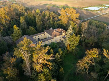 Giuseppe verdi 'nin evi olan Sant' agata villasının hava manzarası otobüs, parma, İtalya 'da renkli sonbahar yapraklarıyla çevrili. Busseto, Parma, İtalya 3 Kasım 2024
