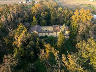 Giuseppe verdi 'nin evi olan Sant' agata villasının hava manzarası otobüs, parma, İtalya 'da renkli sonbahar yapraklarıyla çevrili. Busseto, Parma, İtalya 3 Kasım 2024