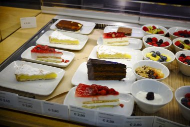 Traversetolo, Parma, genellikle - 6 Kasım 2024 Lezzetli pastalar ve meyveli tatlılar dondurulmuş bir vitrinde sergileniyor, müşterileri tatlı tatlarıyla cezbediyor