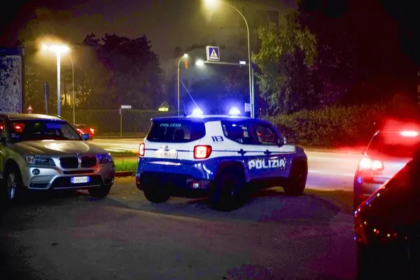 Traversetolo, Parma, 6 Kasım 2024 İtalyan polis arabası gece yol kenarında parlayan ışıklarla çarpıcı bir atmosfer yarattı.