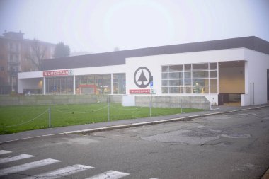 Cremona, Lombardy, İtalya - 7 Kasım 2024 Eurospar süpermarket binası sisle kaplanmış, logosunu ve park yerini sakin bir günde sergiliyor