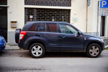 Cremona, Lombardy, İtalya - 7 Kasım 2024 Siyah Suzuki Grand Vitara park yeri yakınında engelliler için ayrılmış park yeri