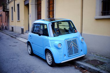 Cremona, Lombardy, İtalya - 7 Kasım 2024 Küçük elektrikli citroen ami araba şehir ortamında park edilmiş, modern çevre dostu ulaşım sergileniyor
