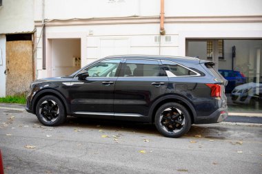 Cremona, Lombardy, İtalya - 7 Kasım 2024 Sleek Black Kia Sorento sakin bir yerleşim yerine park edilmiş, parlak yüzeyi çağdaş mimarinin temiz çizgilerini yansıtıyor.