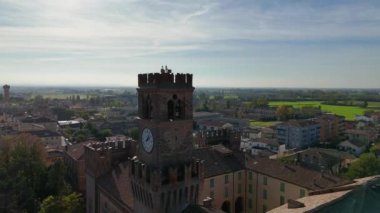 Busseto, Parma, İtalya - 3 Kasım 2024 Rocca Pallavicino İHA uçağı havalandı.