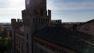 Busseto, Parma, İtalya - 3 Kasım 2024 Rocca Pallavicino İHA uçağı havalandı.