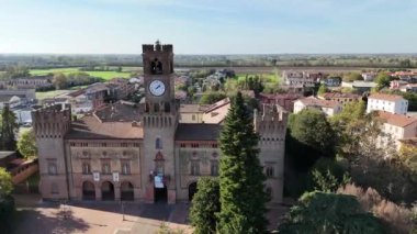Busseto, Parma, İtalya - 3 Kasım 2024 Rocca Pallavicino İHA uçağı havalandı.