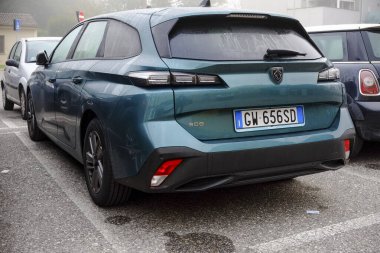 Cremona, Ially - 6 Ekim 2024 Park 2022 peugeot 308 sw eklenti hibrit yeşil renkli modern tasarımı ve çevre dostu teknolojisi sergilenmektedir.
