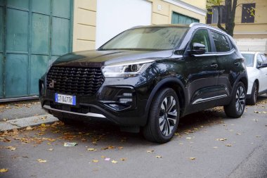 Cremona, Ially - 6 Ekim 2024 modern siyah Dr. 5.0 arabası Sonbahar boyunca hareketli bir şehir caddesine park edilmiş, güç ve yenilik saçan şık tasarımı ve lüks çekiciliği ile