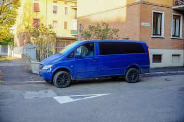 Cremona, genel olarak - 6 Ekim 2024 Mavi Mercedes-benz vito 115 cdi minibüs uygun bir ulaşım sağlıyor,