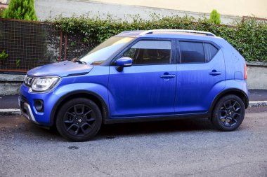 Cremona, Ially - 6 Ekim 2024 Park edilmiş mavi suzuki ignis 1.2 çift jet hibrit tüm kavrama, şehir içi sürüş ve hafif off-road maceraları için mükemmel kompakt bir SUv