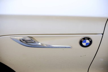 Cremona, Ially - 6 Ekim 2024 stil krom hava deliği ve bmw logosu bmw z4 e89 sdrive35is roadster 'ın krem renkli vücuduna biraz zarafet katıyor.