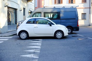 Cremona, Ially - 6 Ekim 2024 Compact ve modern beyaz fiat 500 kült şehir ortamında sergileniyor, parlak tasarımı ve küçük boyutu vurgulanıyor