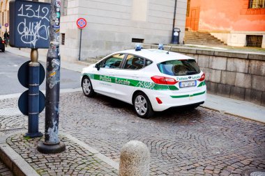 Cremona, 6 Ekim 2024 'te şehir ortamında bir kaldırım taşı caddesinde park edilmiş polis merkezine ait beyaz bir Ford Fiesta.
