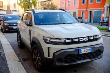 Cremona, Ially - 6 Ekim 2024 Beige dr 6.0 1,5 turbo hibrit bir yerleşim yerine park edilmiş, çağdaş tasarımını ön taraftan kentsel bir ortamda vurguluyor