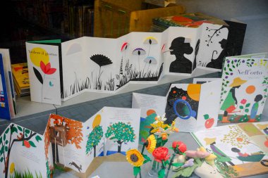 Cremona, İtalya - 7 Kasım 2024 Vibrant ve ilgi çekici pop-up kitapları, çocuk edebiyatında bulunan yaratıcılık ve hayal gücünü kutlamak amacıyla bir kitapçı vitrininde sergileniyor.