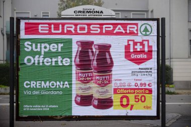 Cremona, İtalya - 7 Kasım 2024 Cremona, İtalya 'daki Billboard, Avrupa' daki bir süpermarkette mutti domates passata için tanıtım teklifi sunuyor.