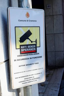 Cremona, İtalya - 7 Kasım 2024 Cremona, İtalya 'da aktif video izleme sistemi hakkında bilgi veren güvenlik kamerası işareti