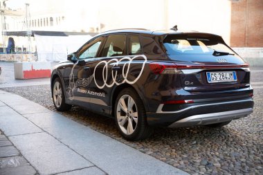 Cremona, İtalya - 15 Kasım 2024 Şık ve şık, bir audi q4 e-tron sporu kaldırım taşı bir sokağa park edilmiş, modern tasarımını sergiliyor