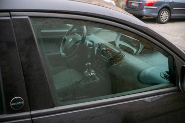 Cremona, İtalya - 15 Kasım 2024 Park halindeki Lancia Musa 1.3 multijet eko görüntüsü, gösterge paneli, direksiyon ve vites kolu