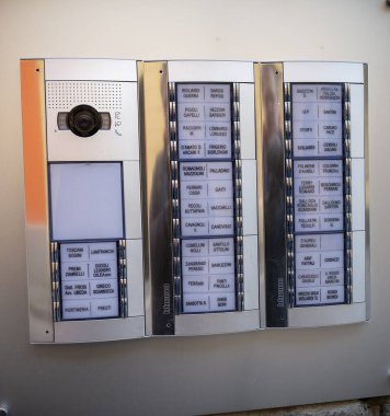 Cremona, İtalya - 20 Kasım 2024 Çok sayıda isim levhası, dahili kamera ve diğer işlevlerin yer aldığı çağdaş bir dahili iletişim sistemine yakın plan