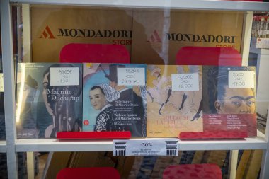 Cremona, İtalya - 20 Kasım 2024 Makgritte, Duchamp, Toulouse-Lautrec ve Frida Kahlo 'nun yer aldığı bir kitapçıda sergilenen sanat kitapları