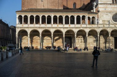 Cremona, İtalya - 20 Kasım 2024 Turistler ve vatandaşlar cremona duomo önünde güneşli bir kış gününün tadını çıkarıyorlar