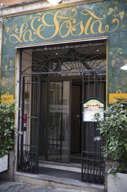 Cremona, İtalya - 20 Kasım 2024 Milano, İtalya 'daki osteria la sosta restoranının kapalı girişi, metal bir kapı ve dedikodu süslemeleri içeriyor