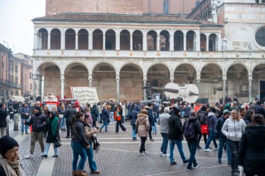 Cremona, İtalya - 20 Kasım 2024 İnsanlar Palazzo della Loggia 'nın önünde dev bir keman ve müzikle Brescia' nın ana meydanını ziyaret ediyor