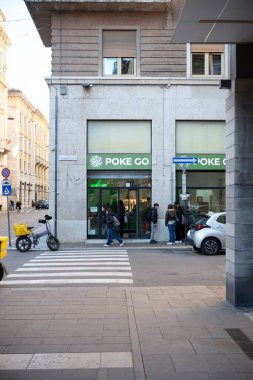 Cremona, Lombardy, İtalya - 27 Ekim 2024 Poke restoranının önünde kuyruğa giren insanlar, popüler bir sağlıklı besin zinciri, Milano caddesinde