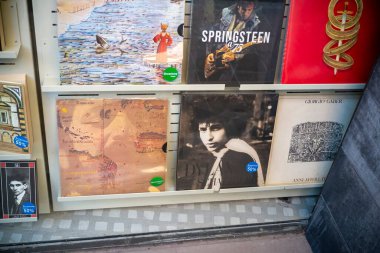 Cremona, İtalya - 27 Kasım 2024 Bruce Springsteen, Bob Dylan ve diğer sanatçıların yer aldığı plaklar Cremona, İtalya 'da bir mağaza vitrininde satışa sunuldu.