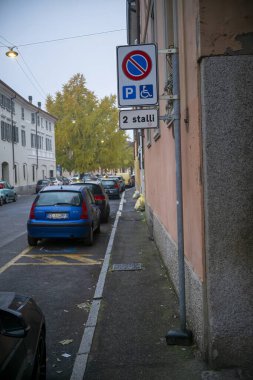 Lombardy, İtalya - 20 Kasım 2024 Blue citroen c3 pluriel Bir yerleşim yerindeki engelliler için ayrılmış park yerini gösteren bir tabelanın yanına park etmiş.