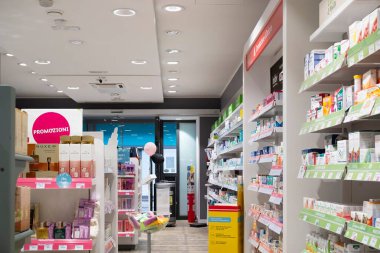 Cremona, İtalya - 20 Kasım 2024 İyi stoklanmış bir eczane içinin geniş açılımı, Cremona, İtalya 'da çeşitli sağlık ürünleri ve terfiler sergilenmektedir