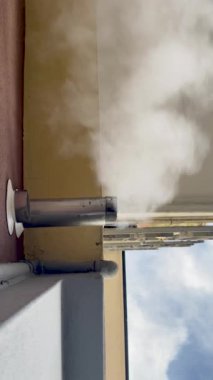 Cremona, İtalya - 9 Aralık 2024 sonbahar sezonu boyunca bacadan çıkan beyaz duman bulutlu mavi gökyüzüne vuruyor