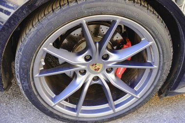 Cremona, İtalya - 15 Ocak 2025 Gri alaşımlı bir tekerlek ve kırmızı fren kalibreli Porsche Panamera 4S, araç tasarımı ve performansını ön plana çıkarıyor