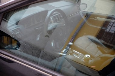 Cremona, İtalya - 24 Aralık 2024 Mercedes-Benz 'in direksiyon, vites kolu, gösterge paneli ve bej deri koltuklara odaklanan iç görünümü