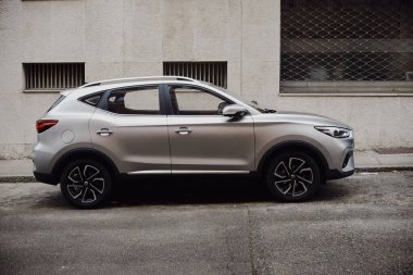 Cremona, İtalya - 24 Aralık 2024 Modern elektrikli cip, MG ZS EV, bir şehir caddesine park edilmiş, parlak tasarımı ve çevre dostu teknolojisi sergileniyor