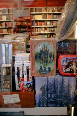 Cremona, İtalya - 24 Aralık 2024 Kitaplar, kalemler, kupalar ve beslenme çantaları dahil olmak üzere çeşitli Harry Potter ürünleri bir kitapçının vitrininde sergilenerek popüler serinin hayranlarını cezbetti.