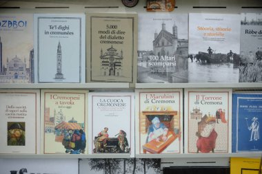 Cremona, İtalya - Cremona 'nın tarihini, lehçesini, mutfağını ve geleneklerini gösteren 24 Aralık 2024 tarihli kitaplarda, kentin zengin kültür mirasına bir göz atma olanağı sunuluyor.