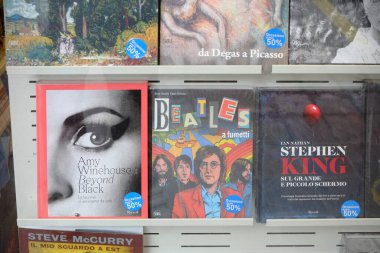 Cremona, İtalya - 24 Aralık 2024 Müzik Üzerine Kitap. - Sanat. Edebiyat. Ve fotoğrafçılık. Amy Winehouse gibi ünlü yazarlarla birlikte. The Beatles. Ve Stephen King