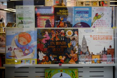 Cremona, İtalya - 24 Aralık 2024 Aralarında Bay Gershwin ve Un Mondo di Musica 'nın da bulunduğu canlı çocuk kitapları, genç izleyiciler için edebiyat ve müziği kutlayan bir kitapçıyı doldurdu.
