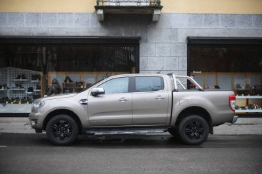 Cremona, İtalya - 15 Ocak 2025 Ford Ranger 3.2 tdci 200 cv otomatik 4x4 bej, şehir merkezine park etti.