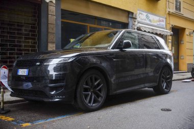 Cremona, İtalya - 15 Ocak 2025 Siyah Range Velar bir şehir caddesine park ediyor