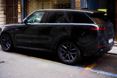 Cremona, İtalya - 15 Ocak 2025 Siyah Range Velar bir şehir caddesine park ediyor