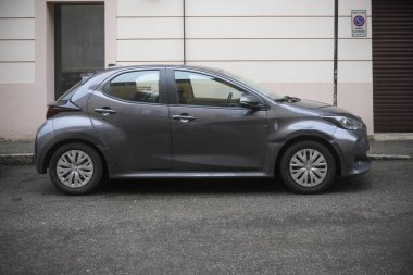 Cremona, İtalya - 15 Ocak 2025 Toyota Yaris Hybrid bir sokağa park etti
