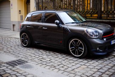 Cremona, İtalya - 15 Ocak 2025 Koyu gri Mini vatandaşı John Cooper ALL4 'ü kaldırım taşı sokağına park etti.
