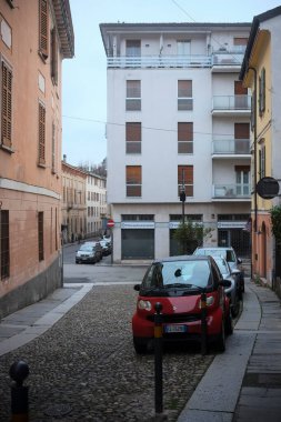 Cremona, İtalya - 15 Ocak 2025 Red Smart Fortwo Coupe Torino 'daki kaldırım taşı sokağına park etti.