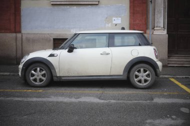 Cremona, İtalya - 15 Ocak 2025 White Mini Cooper sokağa park ediyor